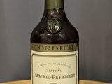 une bouteille de vin posée sur une table en bois