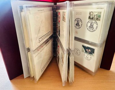 un livre contenant tout un tas de timbres