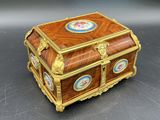 une petite boîte en bois ornée d'un motif doré