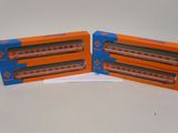 deux wagons orange et bleu placés côte à côte sur une surface blanche