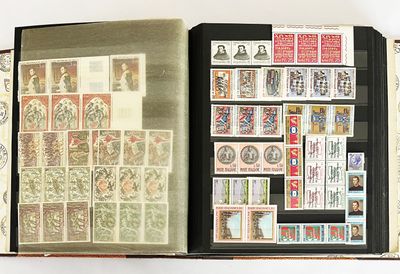 un livre ouvert, orné de timbres, posé sur une surface blanche