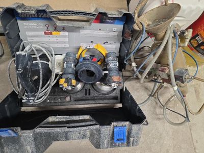 une boîte à outils qui contient tout un tas d'outils