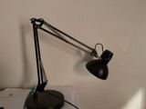 une lampe de bureau posée sur un bureau