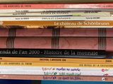 plusieurs livres empilés sur une table
