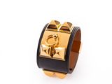 bracelet manchette en cuir noir et doré, avec un fermoir plaqué or