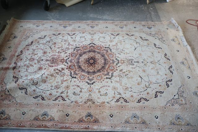 Tapis Iranien fait main en laine et soie. 203 X 303 cm