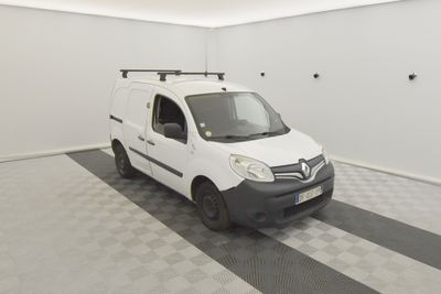 une camionnette blanche garée dans une pièce