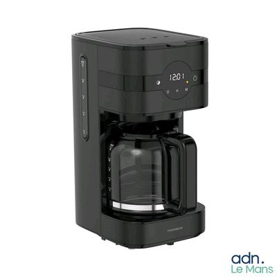 La cafetière est noire et dispose d'une minuterie.
