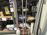 un petit espace de rangement avec des outils et des fournitures sur les étagères