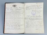 un vieux document portant un cachet, posé sur une table