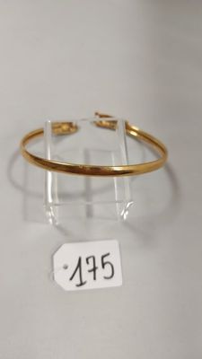 gros plan d'un bracelet en or portant une étiquette de prix