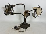 une lampe posée sur une table