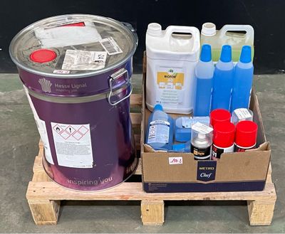 deux seaux de peinture et deux bidons de liquide posés sur une palette