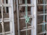 un homme qui se tient à côté d'une cage entourée de cordes