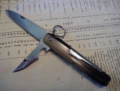 un couteau posé sur une feuille de papier