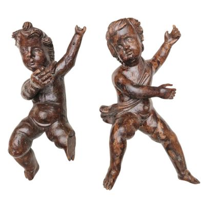 paire de figurines anciennes en bois représentant des bébés jouant ensemble