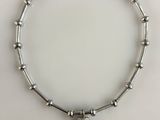 un gros plan sur un bracelet en argent orné d'une clochette