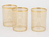 trois vases en verre doré, avec un bord doré sur fond blanc
