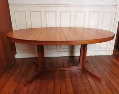 une photo d'une table en bois posée sur un parquet en bois massif