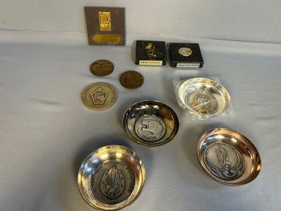 beaucoup de pièces de monnaie et d'autres objets posés sur une table