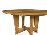 un gros plan d'une table en bois à deux pieds avec un plateau rond