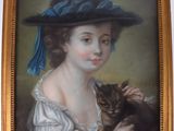 tableau représentant une femme coiffée d'un chapeau bleu tenant un chat