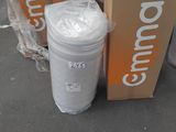 trois boîtes de papier toilette posées les unes à côté des autres par terre