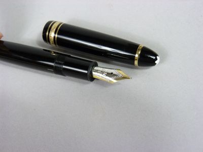 deux stylos à plume posés sur une table