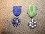ruban violet et vert orné d'une étoile et d'un motif en forme d'étoile rayonnante