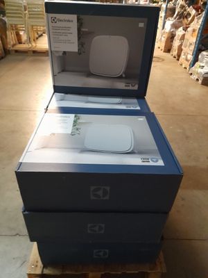 deux cartons de papier toilette posés sur une palette dans un entrepôt