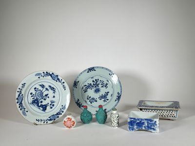 plusieurs pièces de porcelaine bleue et blanche posées sur une surface blanche