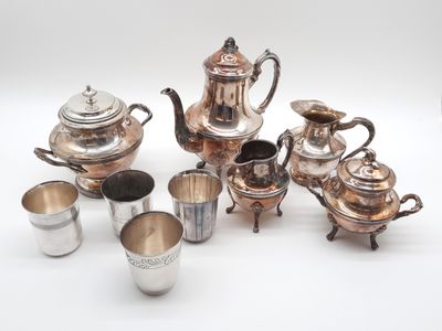 un assortiment d'argenterie comprenant une théière, des tasses et des soucoupes