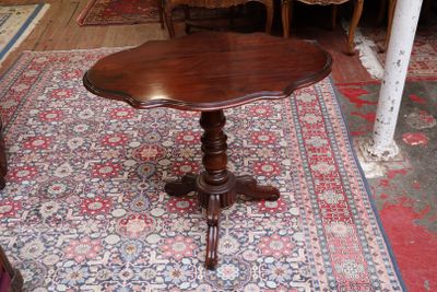 une petite table posée sur un tapis dans une pièce