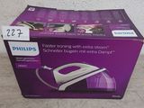 La boîte d'un fer à repasser à vapeur Philips est ouverte par terre.