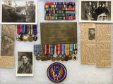 une photo montrant un ensemble de médailles militaires et d'objets de souvenir
