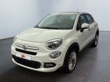 Le SUV Fiat blanc est garé dans une pièce au sol noir.