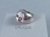 une image représentant une bague en argent sur laquelle figure un visage