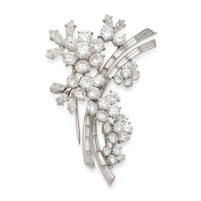 une broche en diamants et plaquée platine, signée Van Cleef