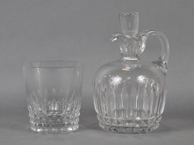 un verre et une carafe posés l'un à côté de l'autre