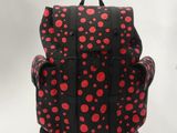 sac à dos à imprimé à pois rouges et noirs, avec des bretelles noires
