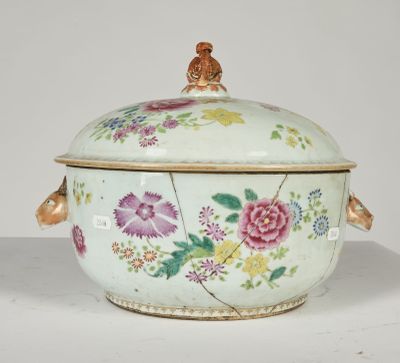 un bol muni d'un couvercle orné de fleurs