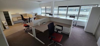 UN ENSEMBLE COMPRENANT : 6 BUREAUX D'ANGLE AVEC RETOUR ET PA…