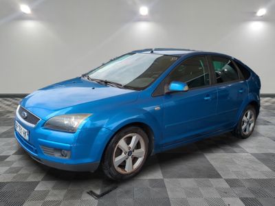 une photo d'une Ford Focus bleue garée dans un garage