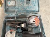 une boîte à outils avec des outils à l'intérieur sur le sol