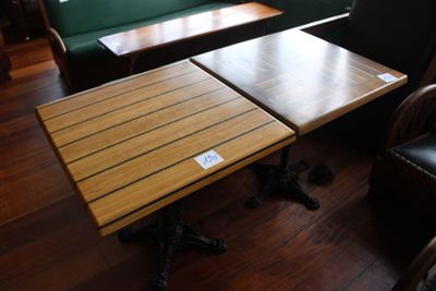 deux tables et un banc dans un coin de la pièce