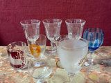 un grand nombre de verres à vin posés sur une table