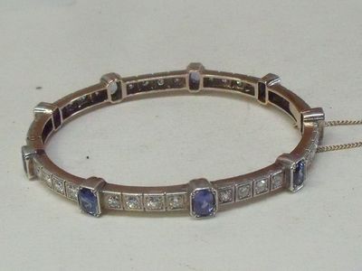 un bracelet en argent orné de pierres bleues et blanches