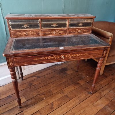 un bureau en bois avec des tiroirs et une chaise dans un coin