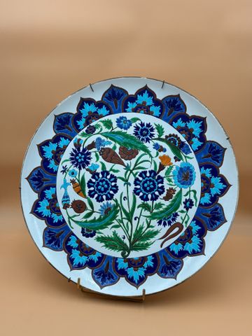MONTEREAU, Barluet & Cie. Grand plat en faïence à décor d'émaux. 