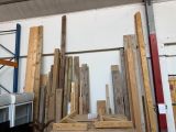 de nombreuses pièces de bois empilées les unes sur les autres dans un entrepôt
